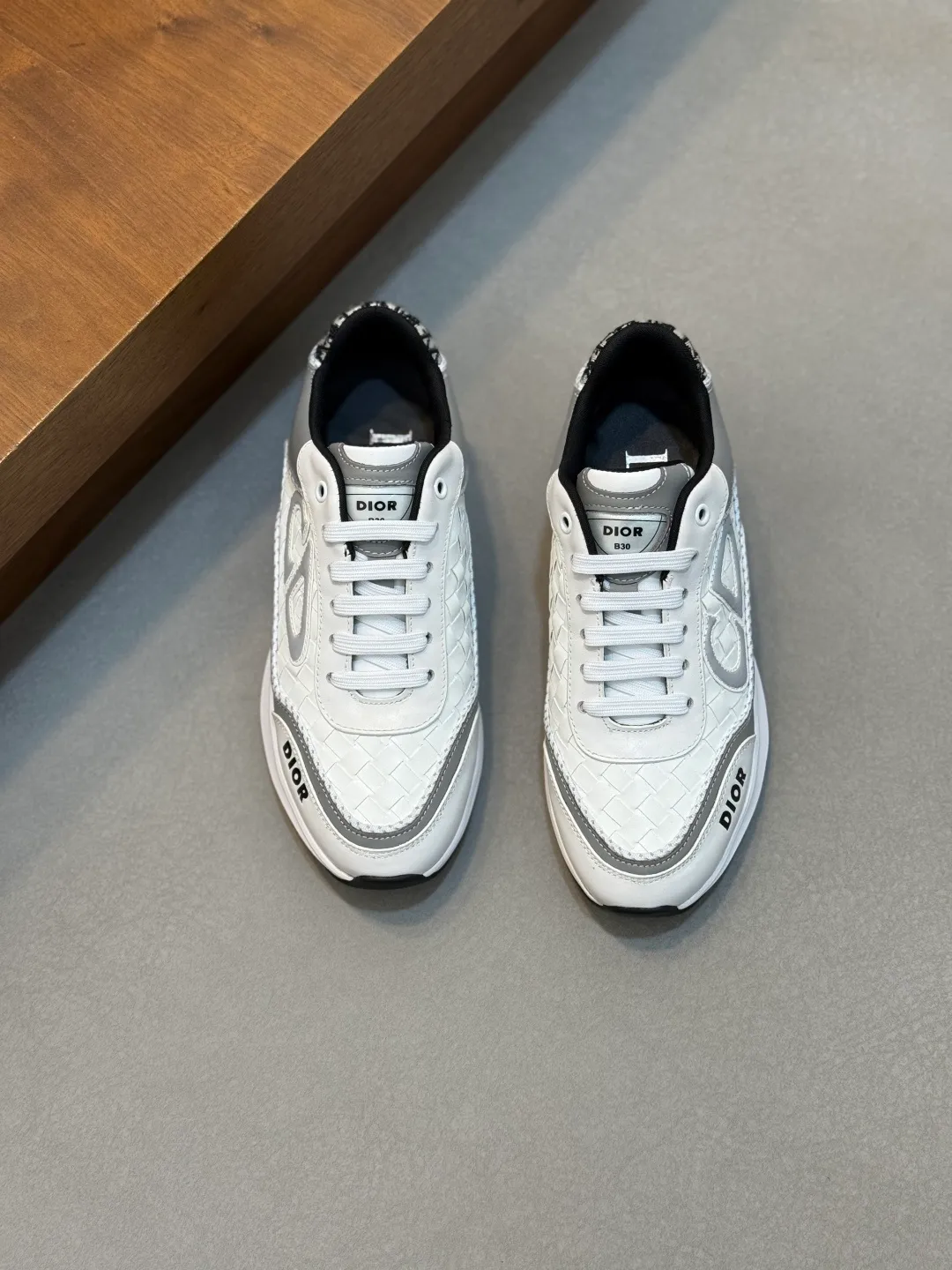 💰800 Dior's latest men's fashion sneakers. This item draws inspiration from retro jogging shoes. Featuring a thick, low-top design, it features a mesh fabric upper and an ultra-light rubber foam sole. The side is decorated with an embossed "Di~r" logo. Code number: 39-44 (order 38, 45, 46)